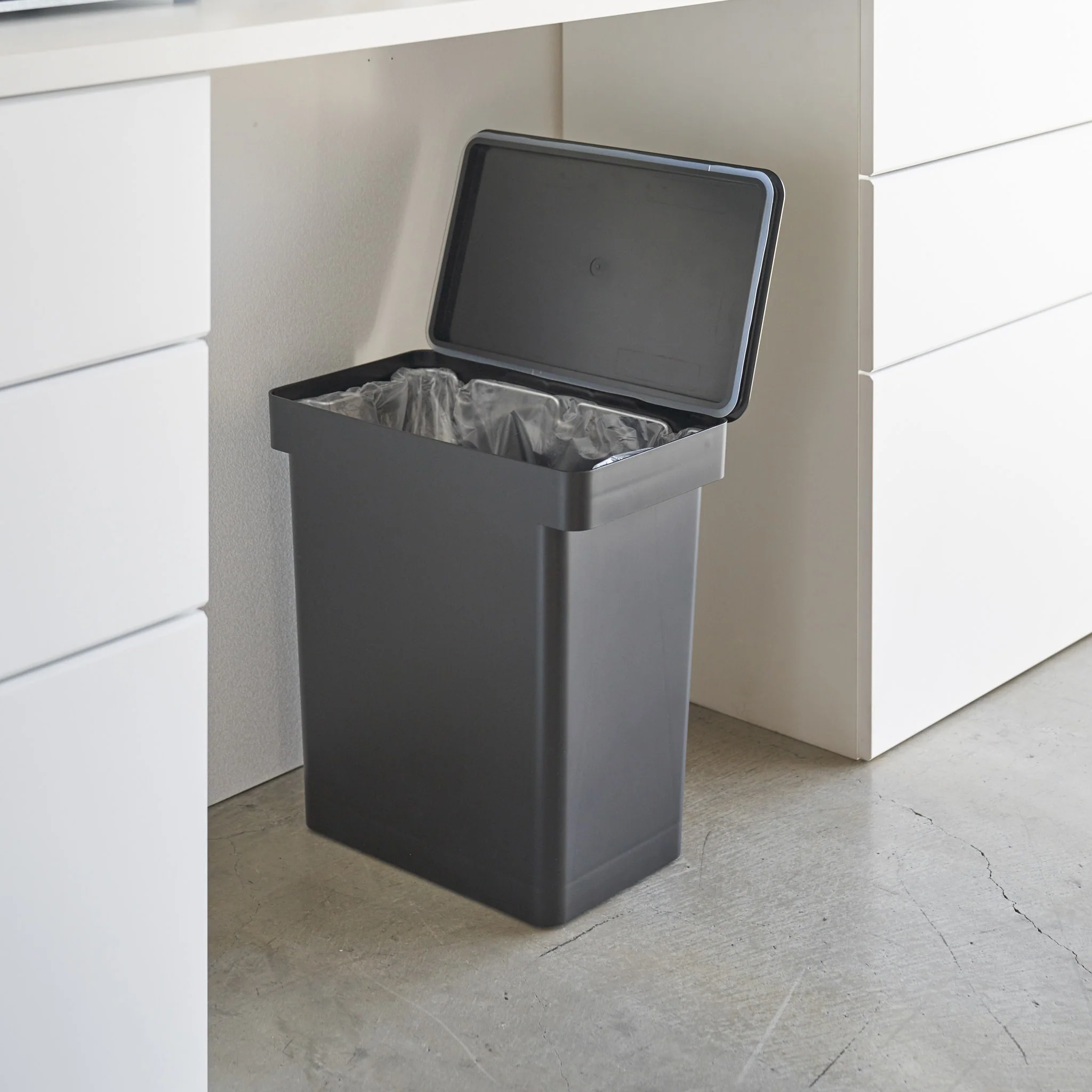 Airtight Trash Can with Casters - Image 11