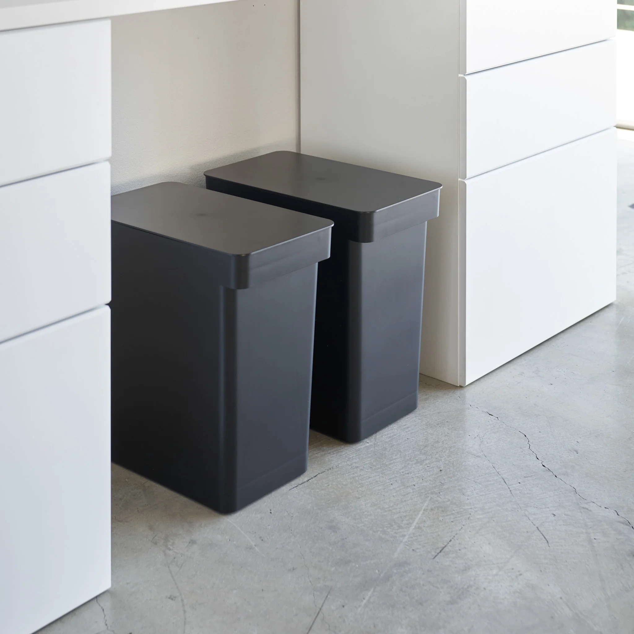 Airtight Trash Can with Casters - Image 12
