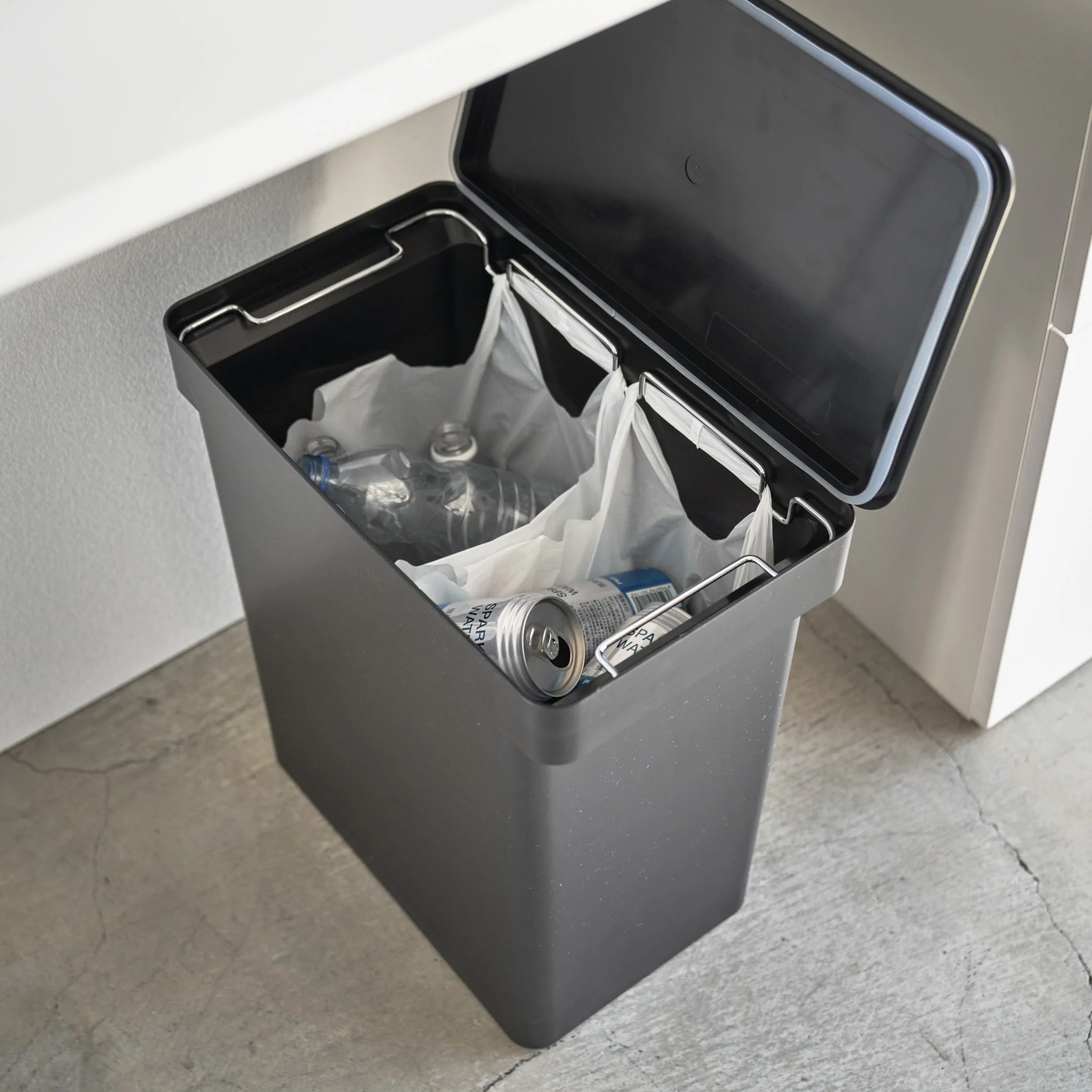 Airtight Trash Can with Casters - Image 13