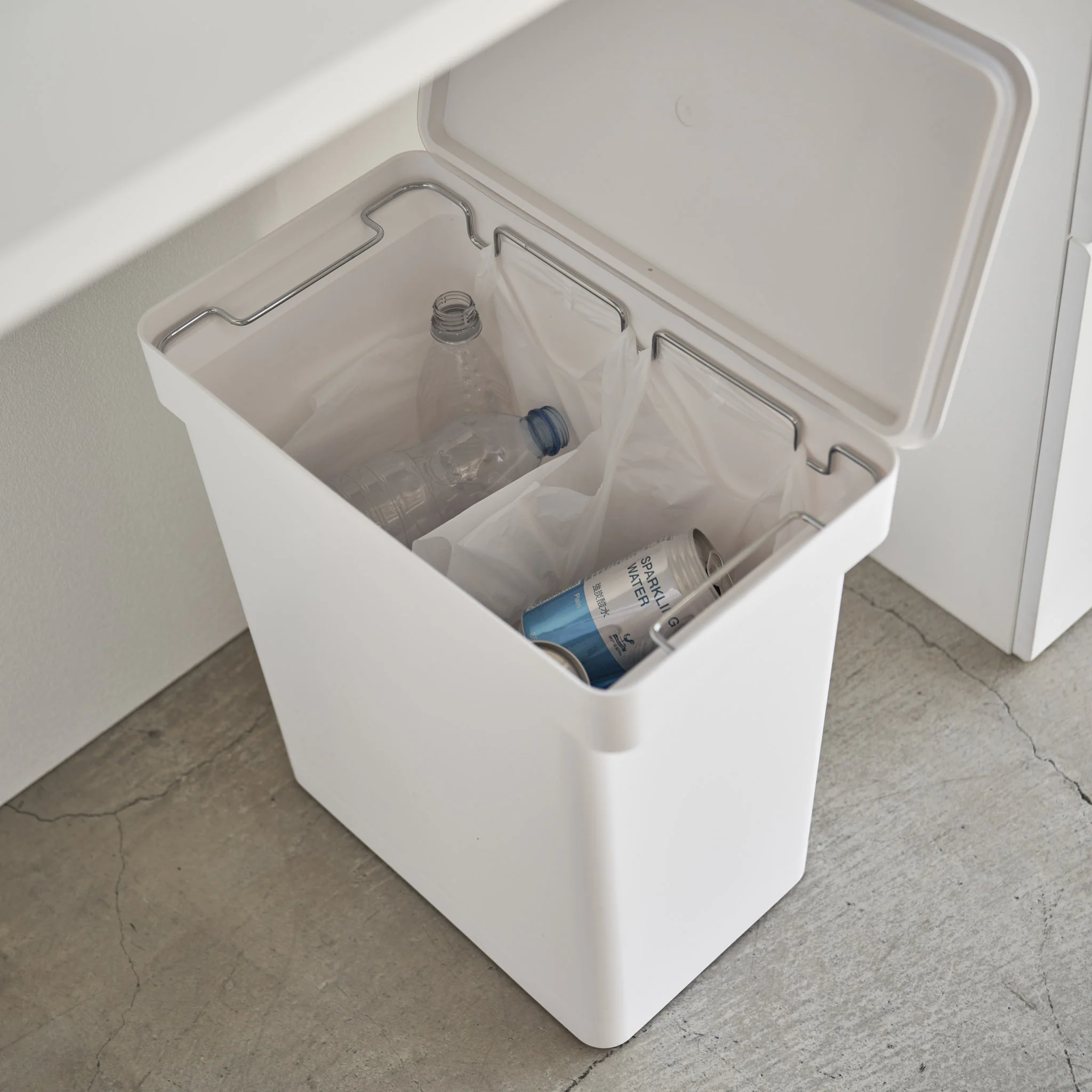 Airtight Trash Can with Casters - Image 5