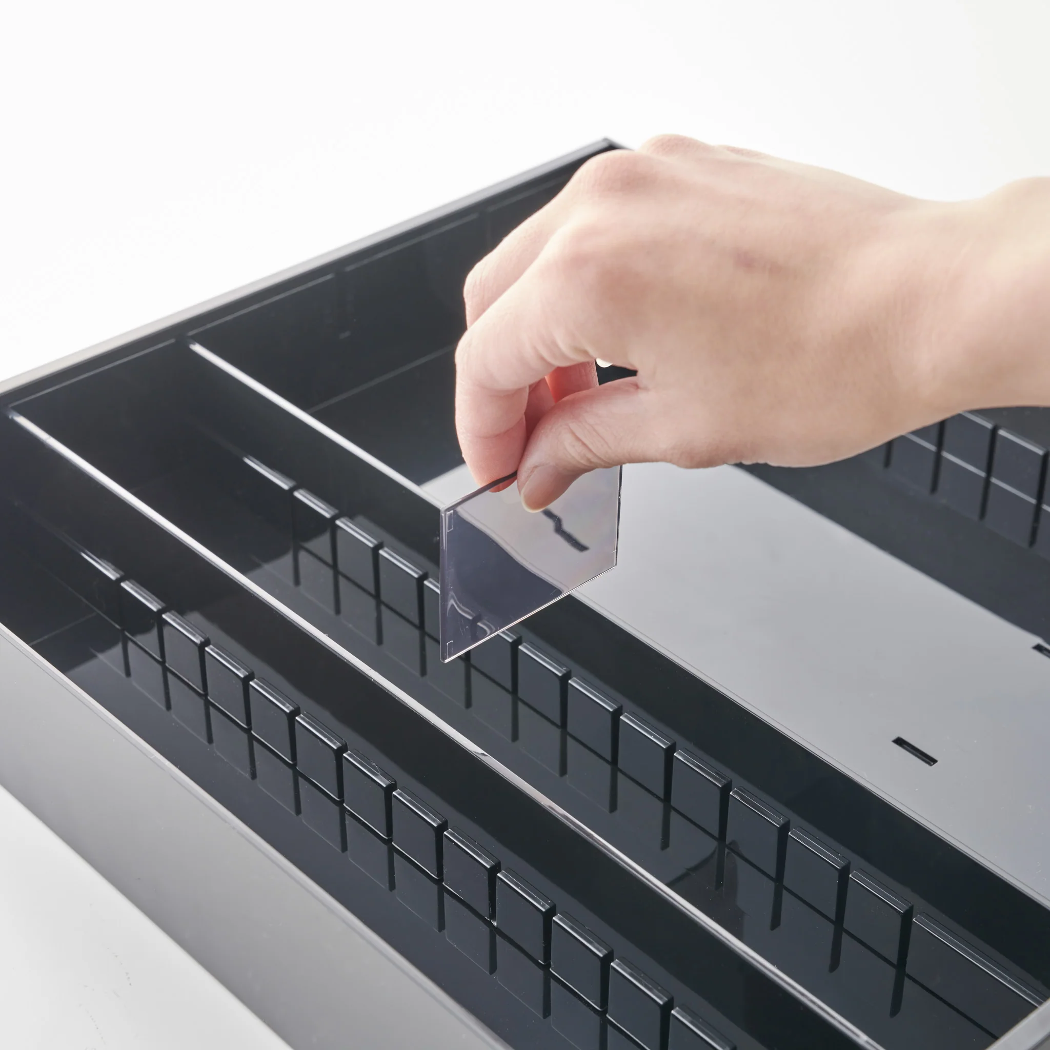Extendable Cutlery Tray with Angled Compartments - Image 12