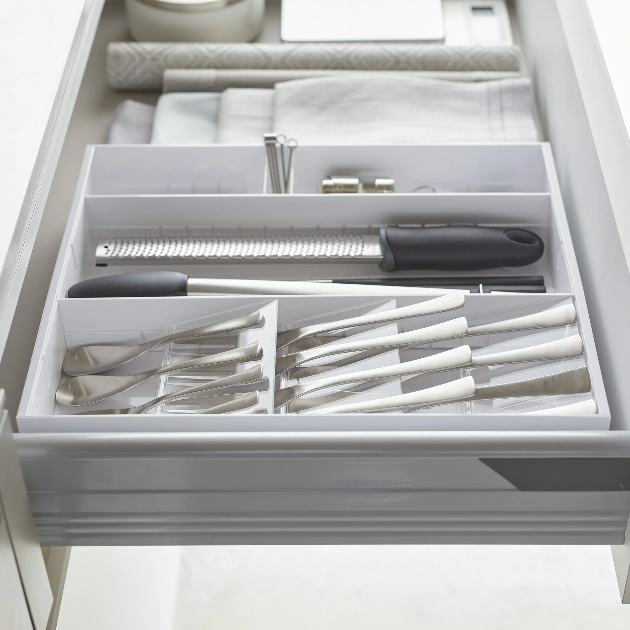 Extendable Cutlery Tray with Angled Compartments - Image 2