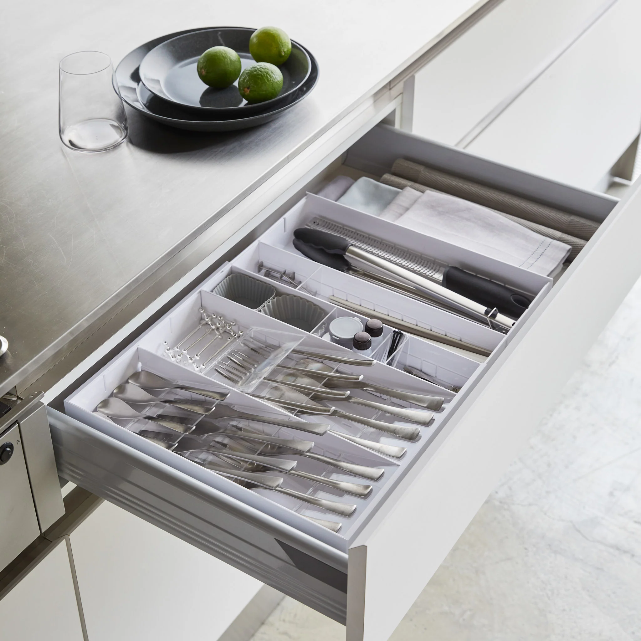 Extendable Cutlery Tray with Angled Compartments - Image 3