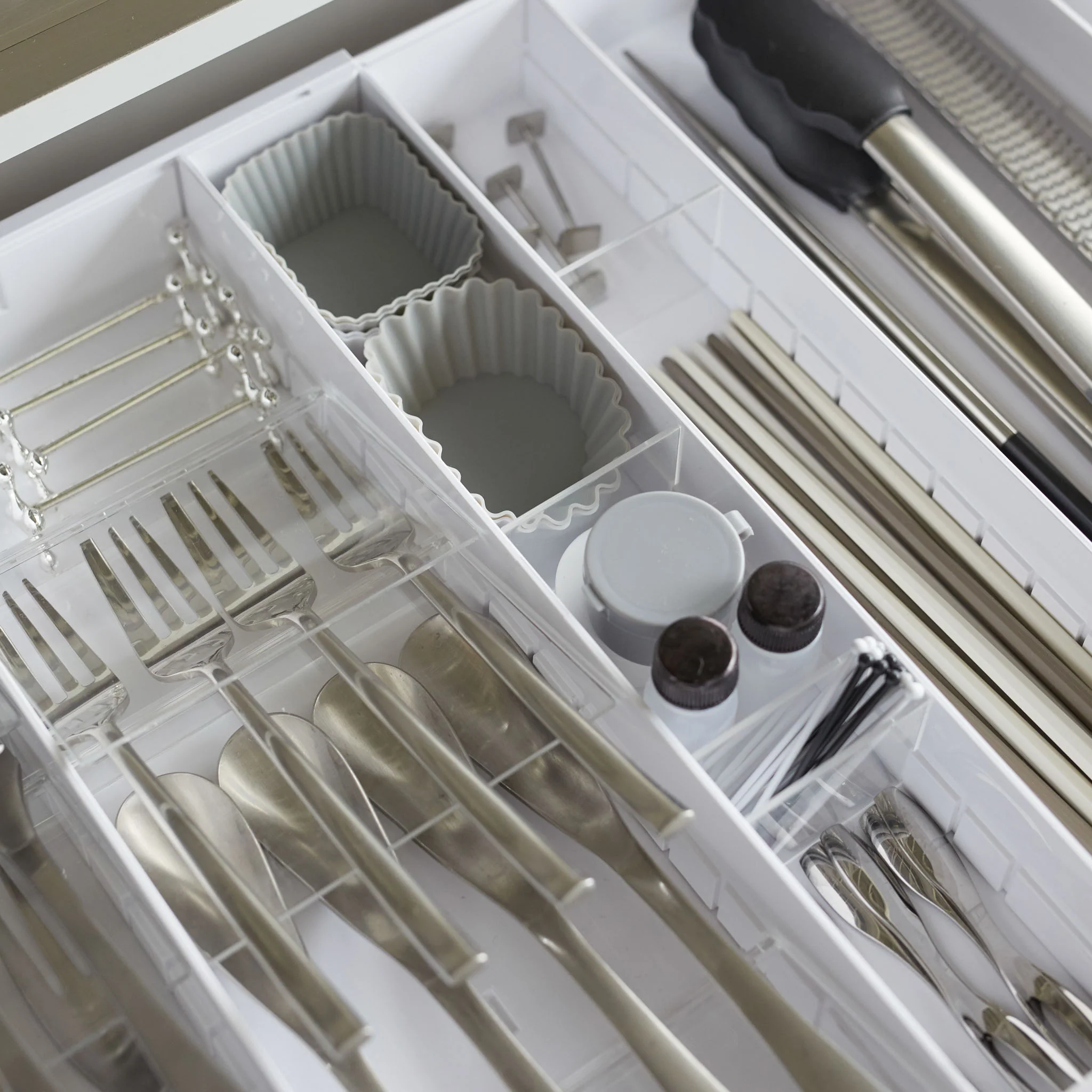 Extendable Cutlery Tray with Angled Compartments - Image 4