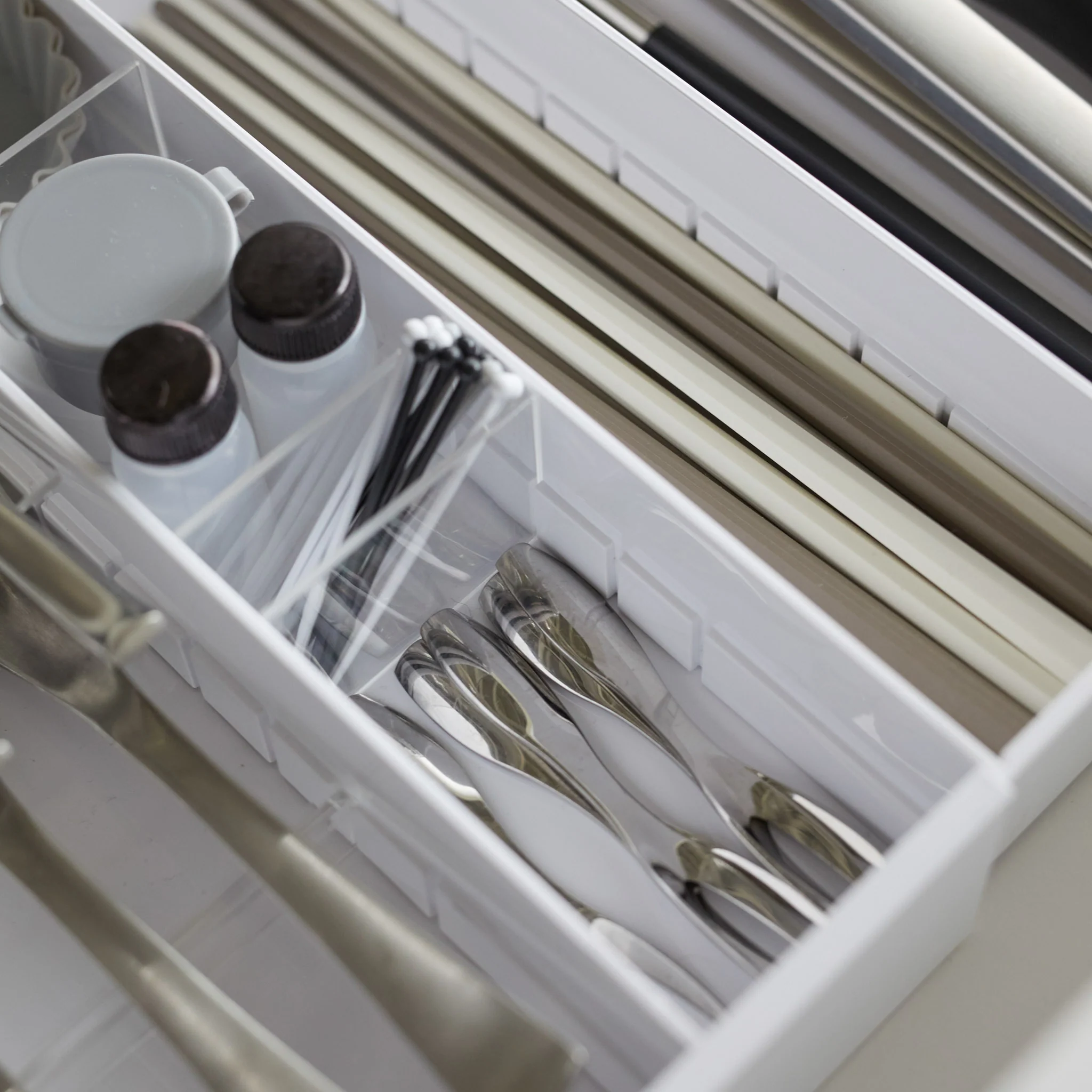 Extendable Cutlery Tray with Angled Compartments - Image 5