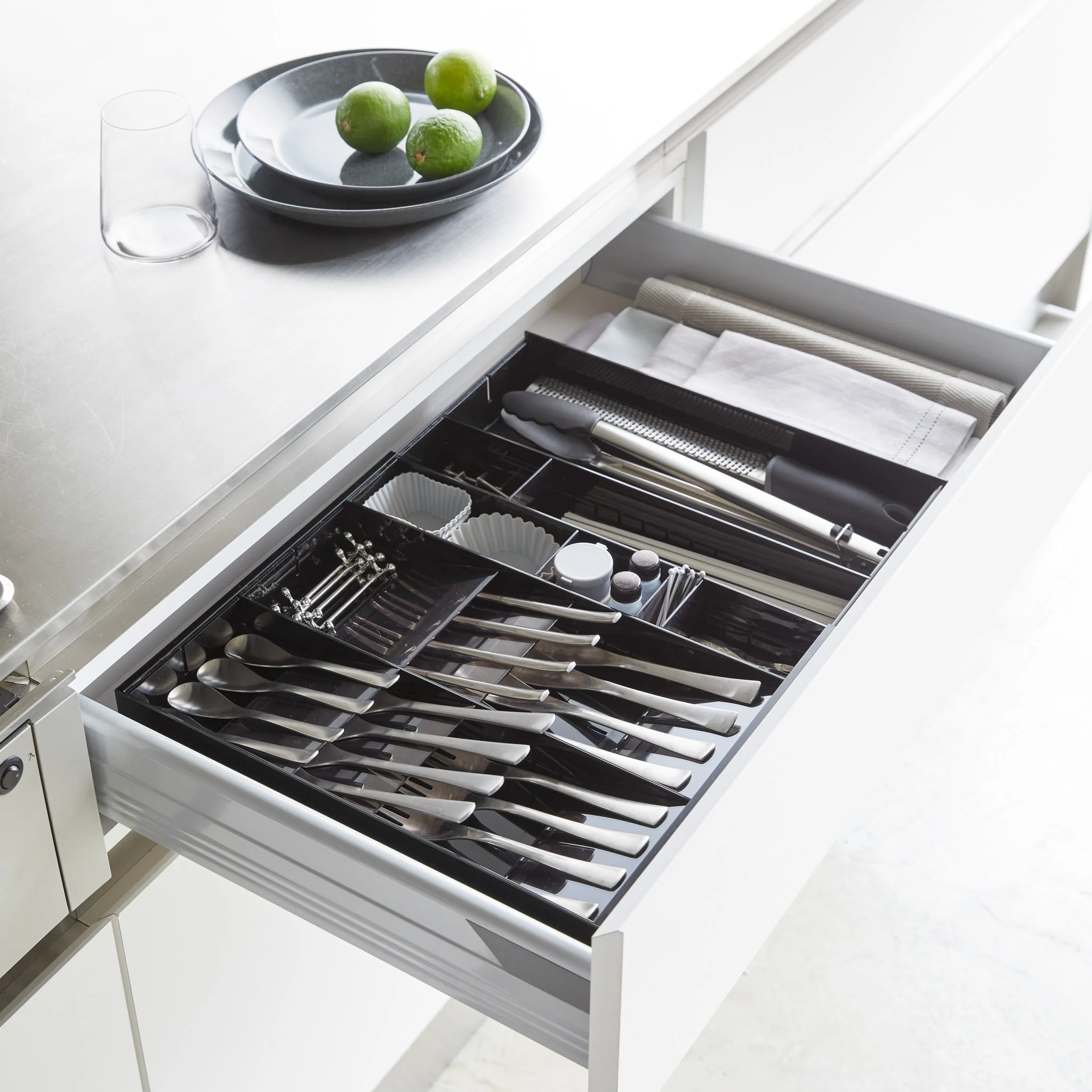 Extendable Cutlery Tray with Angled Compartments - Image 8