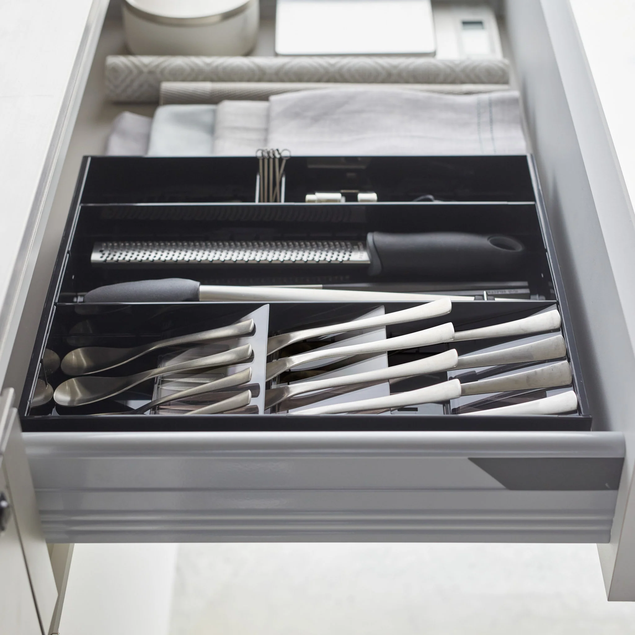 Extendable Cutlery Tray with Angled Compartments - Image 9