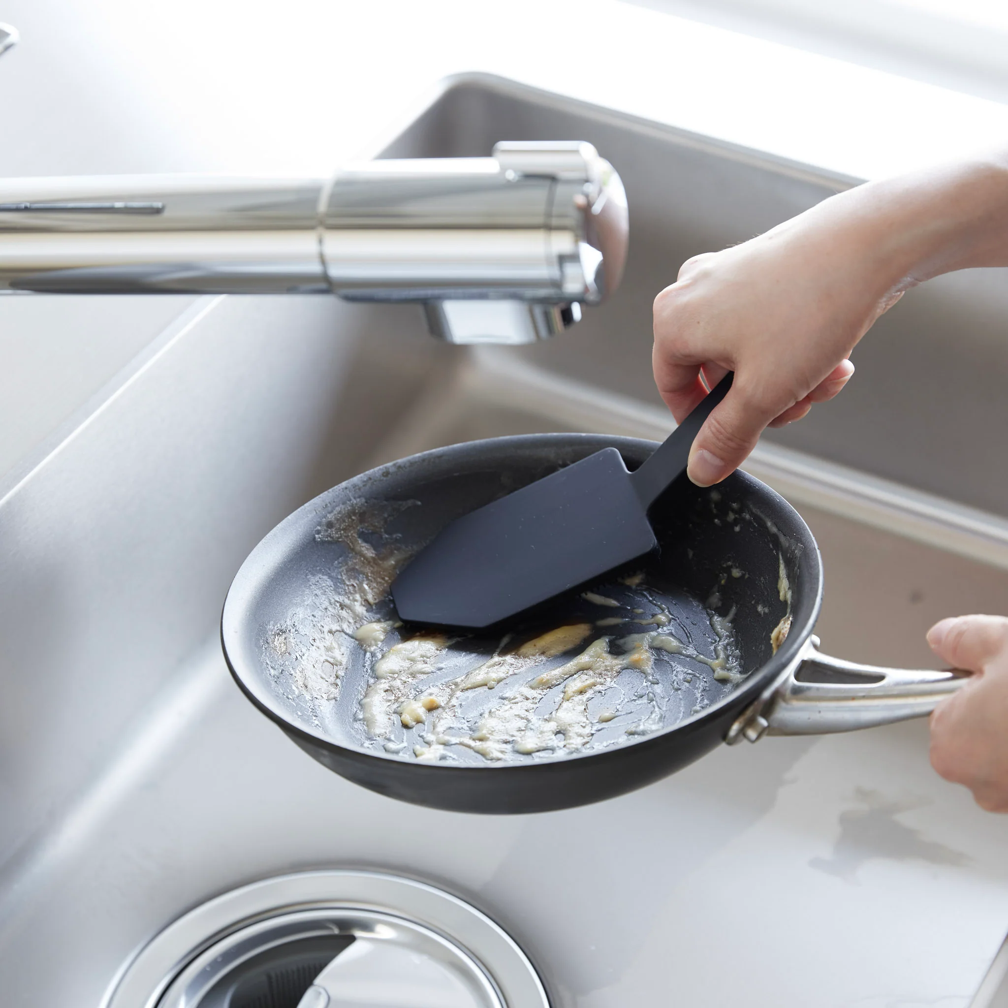 Magnetic Silicone Sponge with Handle - Image 10